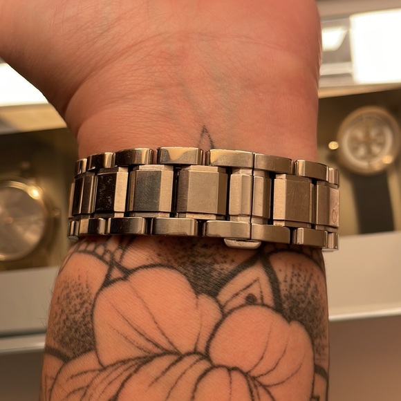 BURBERRY stainless steel watch with iconic Burberry logo plaid. - Picture 7 of 10